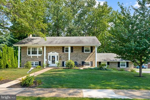 Photo of 402 RIDGEVIEW AVE, ELIZABETHTOWN, PA 17022 (MLS # PALA2039106)