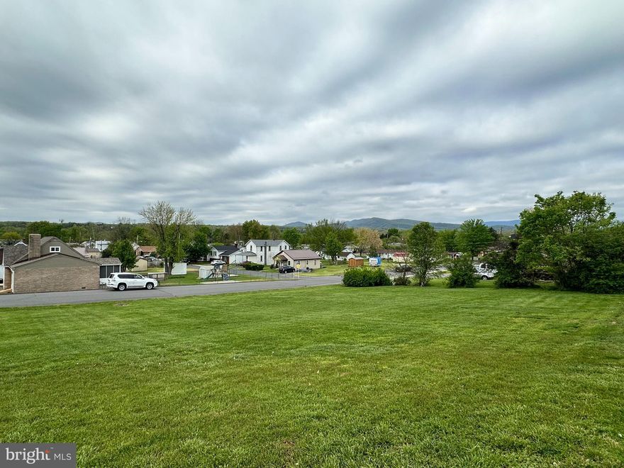 Building lot within the city limits of Petersburg.  Great opportunity to build your dream home.  Within walking distance of banks, courthouse, coffee shop, restaurants, shopping and city pool & park.  Public Water, Public Sewer & Electric all available.