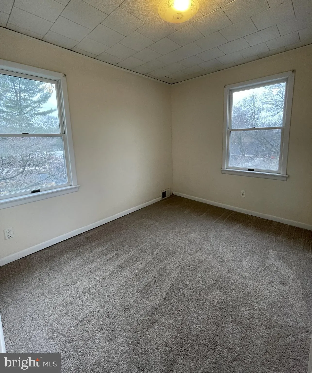 Hamilton, New Jersey 08619, United States, 2 Bedrooms Bedrooms, ,2 BathroomsBathrooms,Residential,Pending,89006