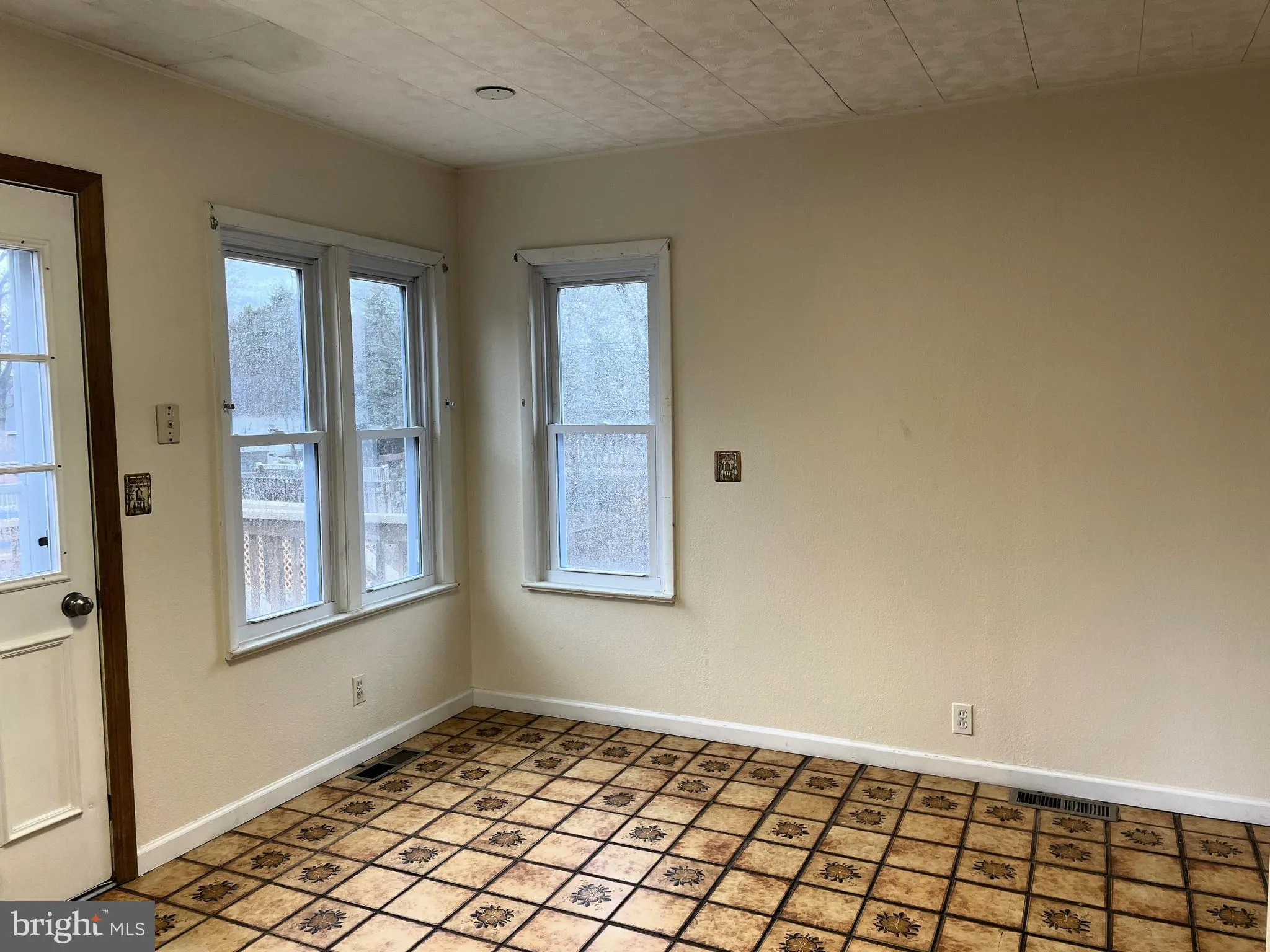 Hamilton, New Jersey 08619, United States, 2 Bedrooms Bedrooms, ,2 BathroomsBathrooms,Residential,Pending,89006