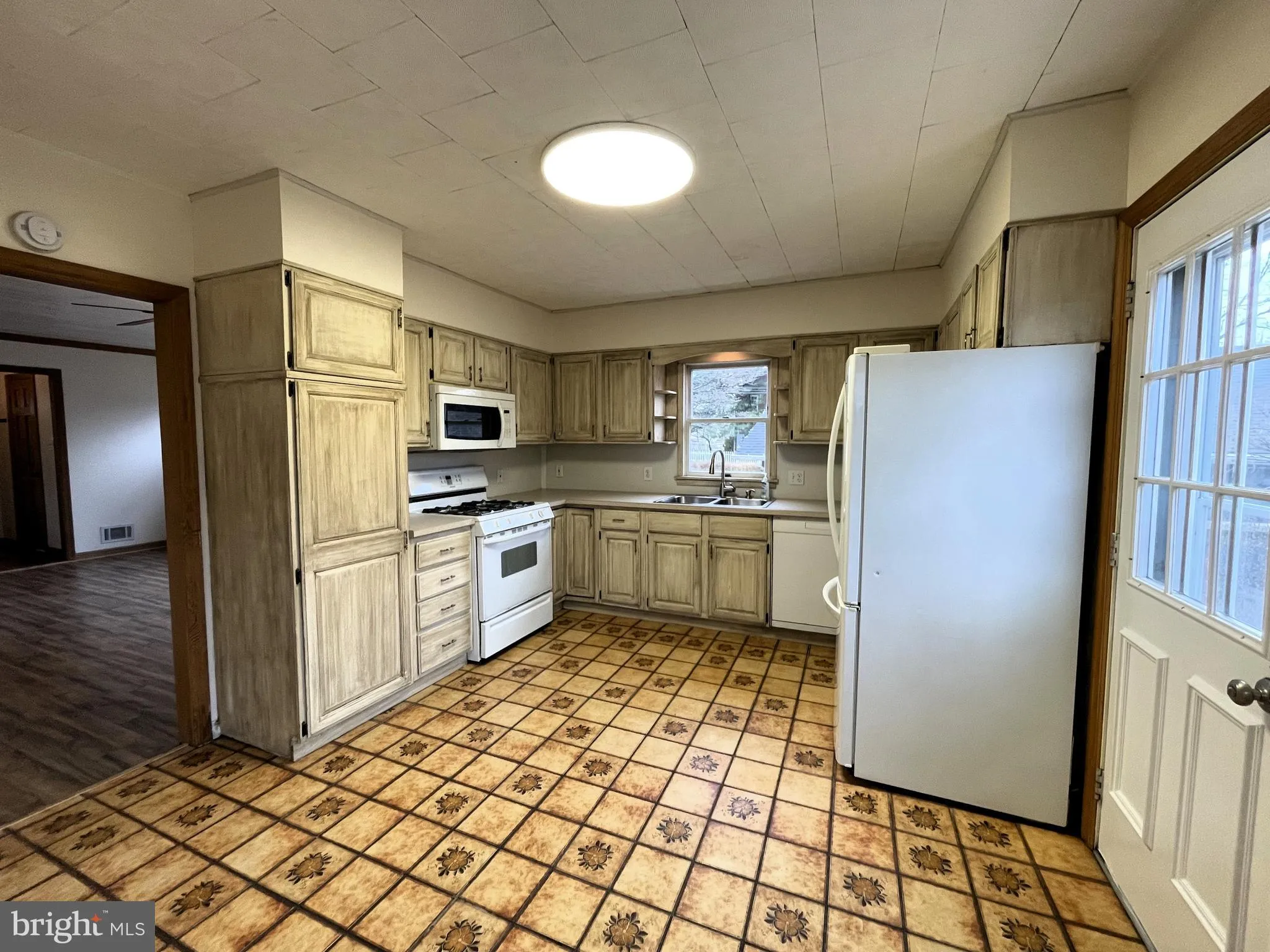 Hamilton, New Jersey 08619, United States, 2 Bedrooms Bedrooms, ,2 BathroomsBathrooms,Residential,Pending,89006