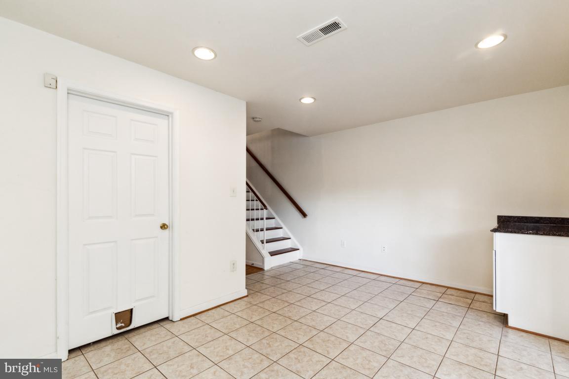 CHELSEA COURTS - Residential Lease