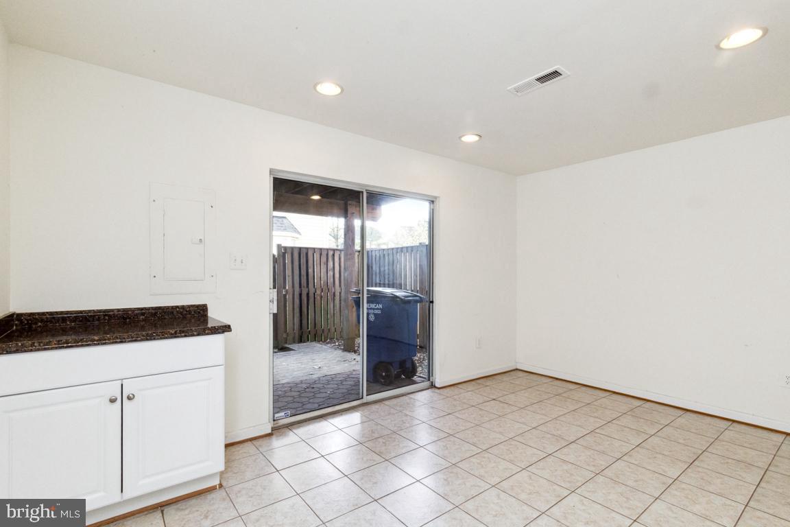 CHELSEA COURTS - Residential Lease