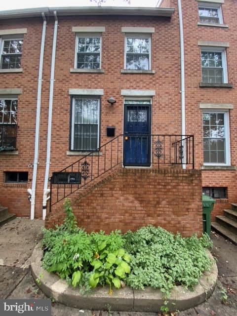 Welcome to 1810 E Fairmount Ave – a beautifully maintained  townhome offering unbeatable convenience and comfort. Just minutes from major routes, with easy access to shops, restaurants, and city attractions, this home is perfect for commuters and urban explorers alike.
The entry-level features a light-filled living room and a spacious kitchen with a dedicated dining area. From the kitchen, step through sliding glass doors to a cozy, fenced-in patio and backyard – ideal for relaxing or entertaining. Upstairs, you'll find two generously sized bedrooms with abundant natural light, including one with a skylight, and a full bathroom. The finished basement offers a large family room, a guest bedroom, and an additional full bathroom – perfect for guests, a home office, or bonus living  space. Don’t miss your chance to live in this prime location with space, style, and function.