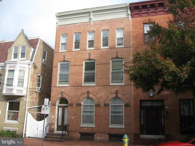 Another great one bedroom one bath apartment now. This apartment is one of four apartments in this great downtown building conveniently located near North Market Street for fine dining, shopping and entertainment. Apartment faces E. Second Street and is located on the 2nd floor. Come check it out before it's gone.
Qualifications. Must make a minimum of $4785 per month, credit score higher than 550 (does not guarantee acceptance. Rental references a must.