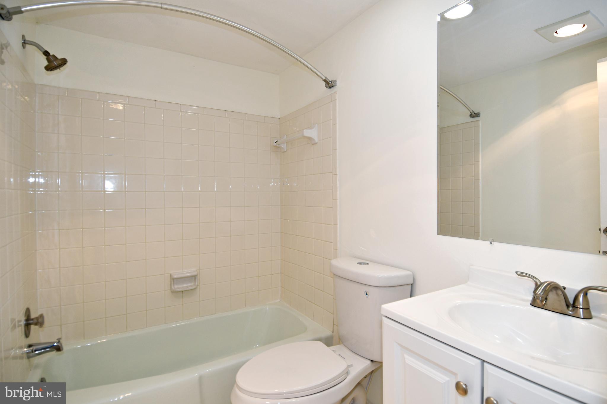 CENTER COURT - Residential