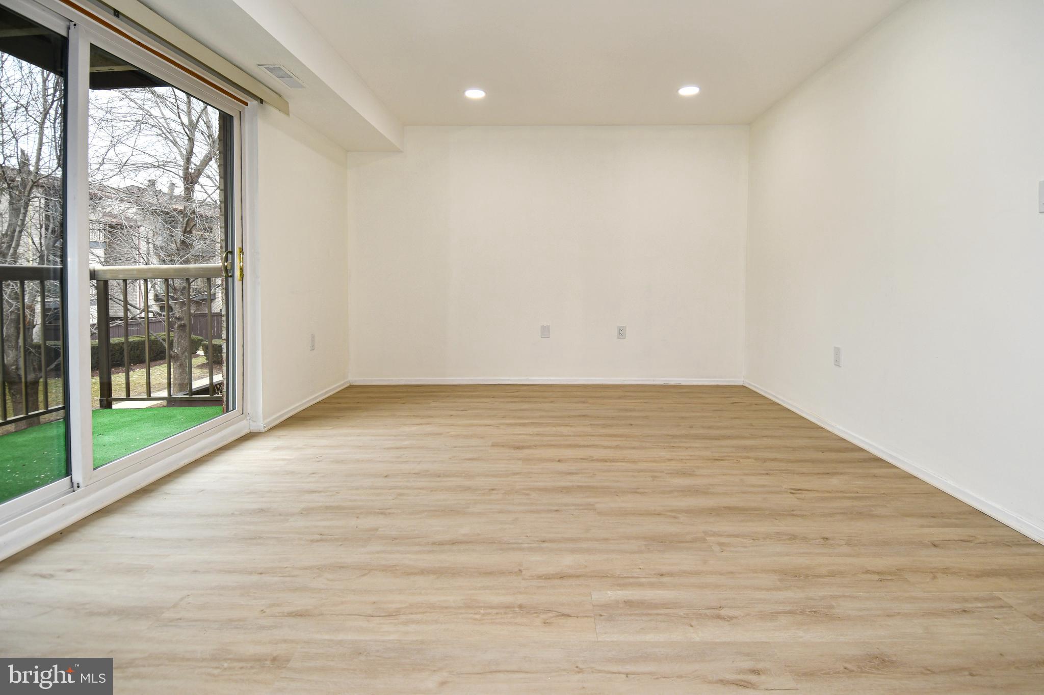 CENTER COURT - Residential