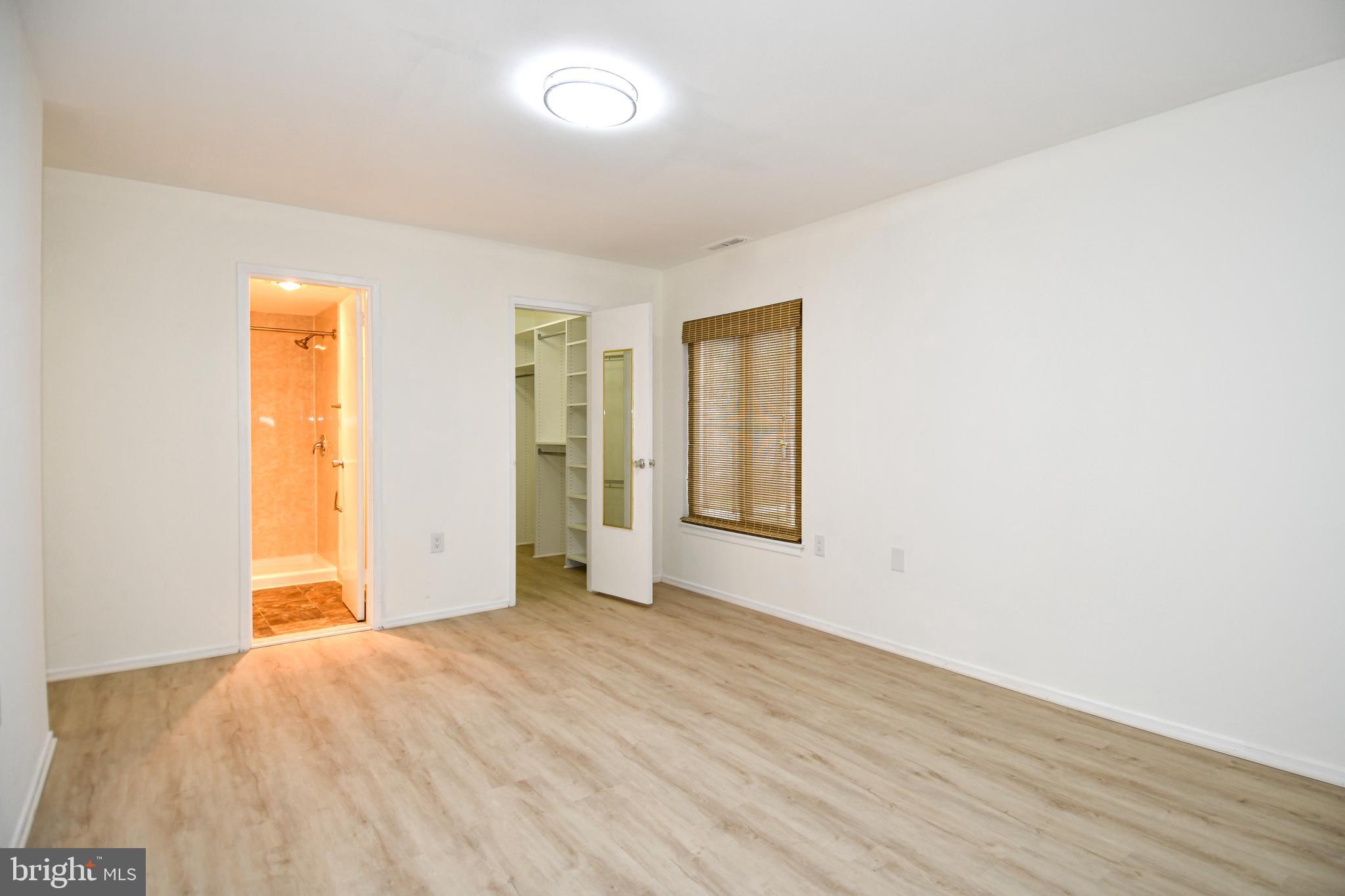 CENTER COURT - Residential