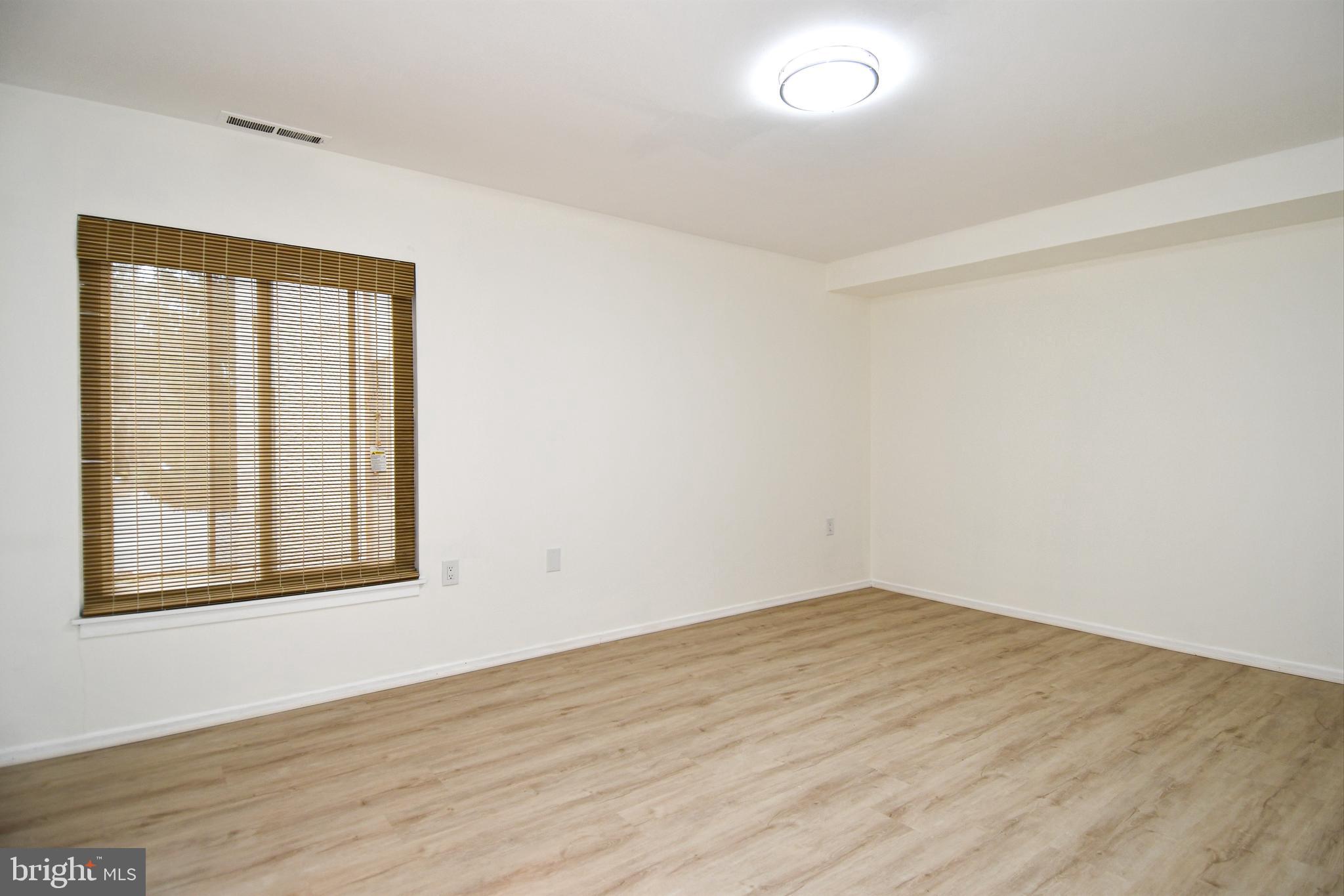 CENTER COURT - Residential