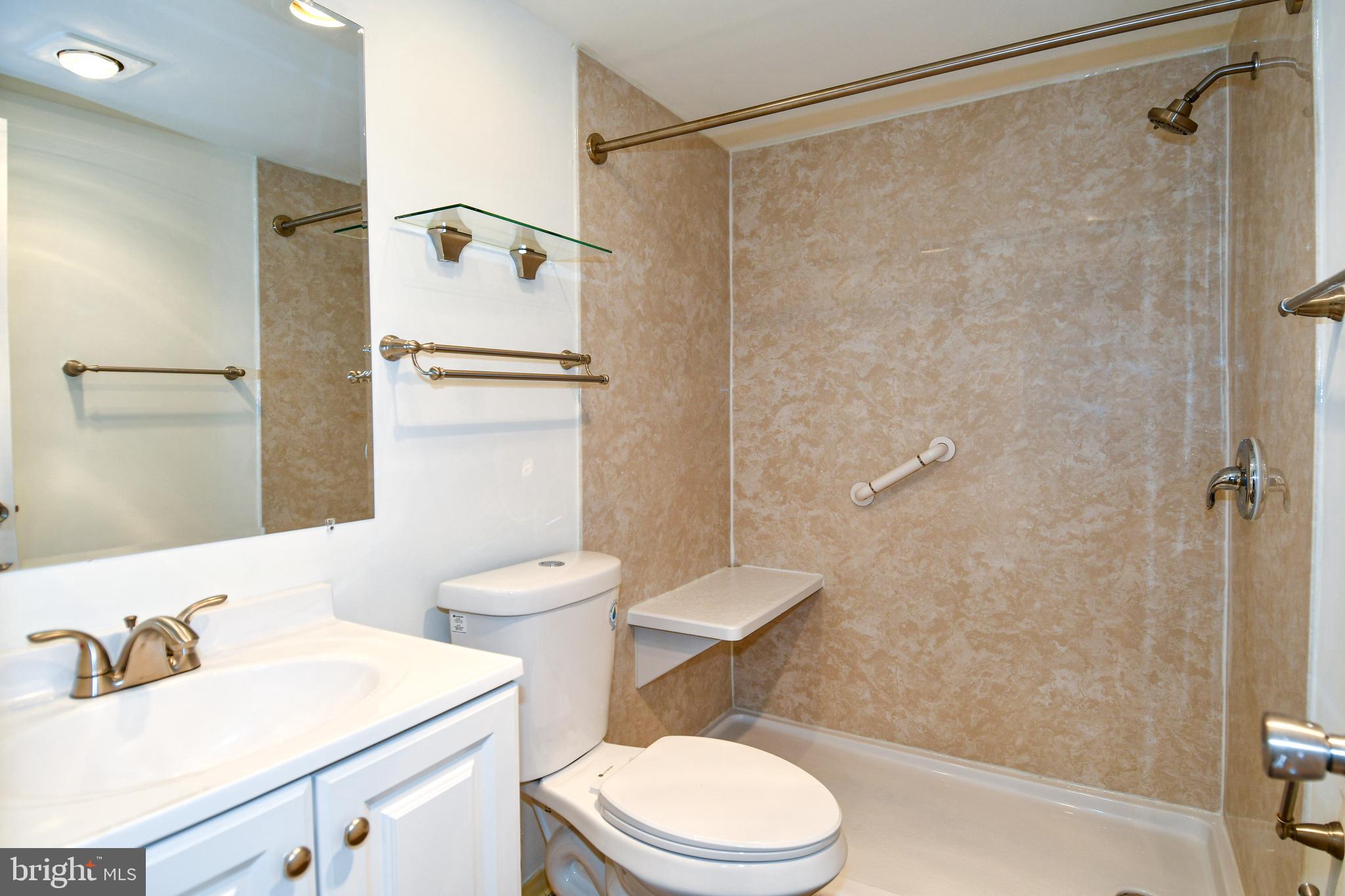 CENTER COURT - Residential