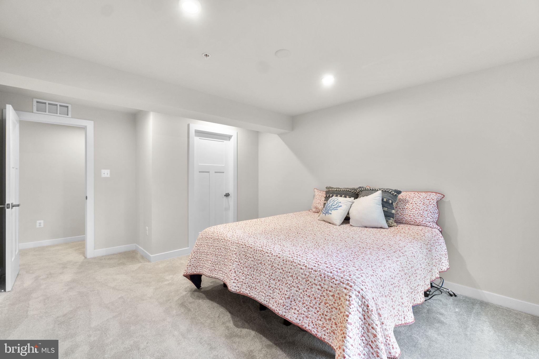LAKE LINGANORE - Residential