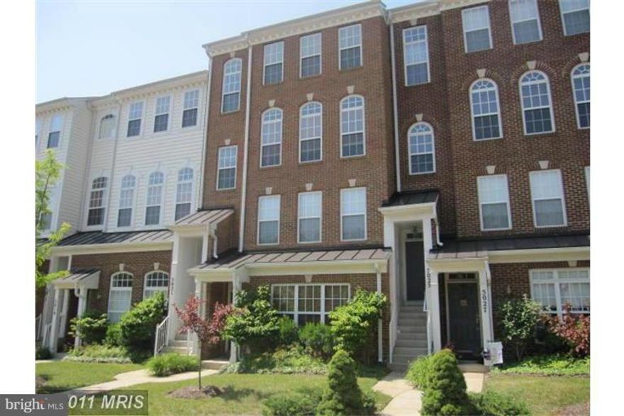 BACK ON THE MARKET!!!!SHORT SALE IN PROGRESS -  LUXURY GARAGE TOWNHOME IN SOUGHT AFTER COUNTY CENTER NEIGHBORHOOD!! HIGH CEILINGS AND LOTS OF WINDOWS GIVE THIS HOME THAT GREAT BRIGHT & AIRY FEEL!!  3 BEDROOMS, 2.5 BATHS, 2 SIDED FIREPLACE IN FAMILY ROOM AND DINING ROOM!  BEDROOM LEVEL LAUNDRY! SOAKING TUB IN MASTER BATH WITH SEPERATE SHOWER, WALK IN CLOSETS.CONVENIENT TO EVERYTHING!!!