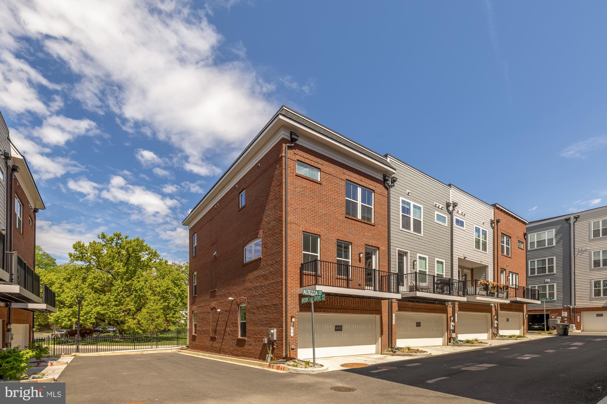 452 ALTEZZA DRIVE NE