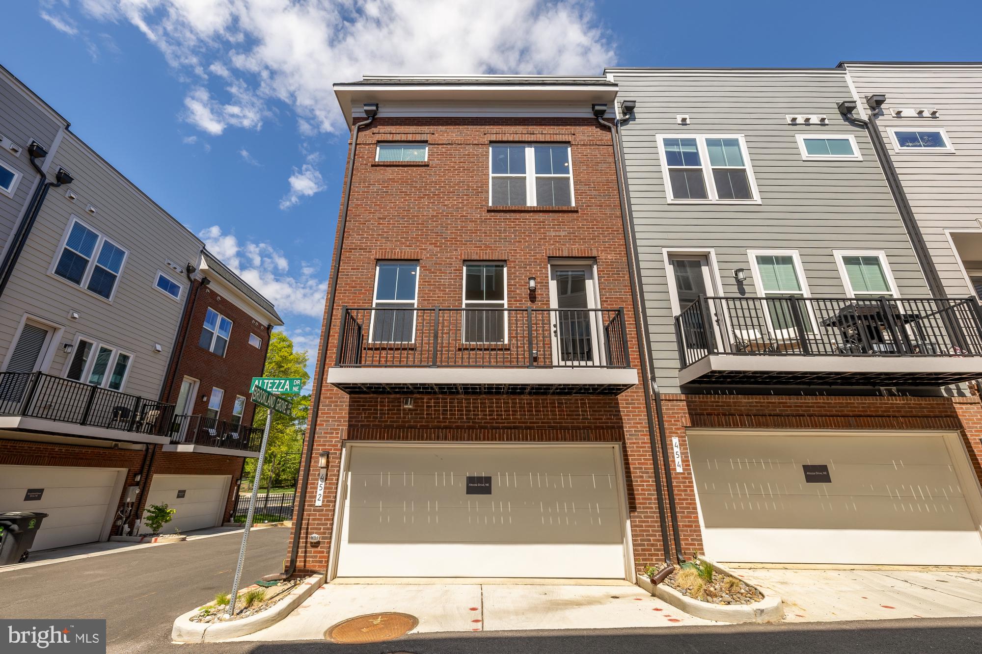 452 ALTEZZA DRIVE NE