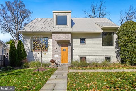Photo of 5619 Oakmont Avenue, BETHESDA, MD 20817 (MLS # MDMC2208238)