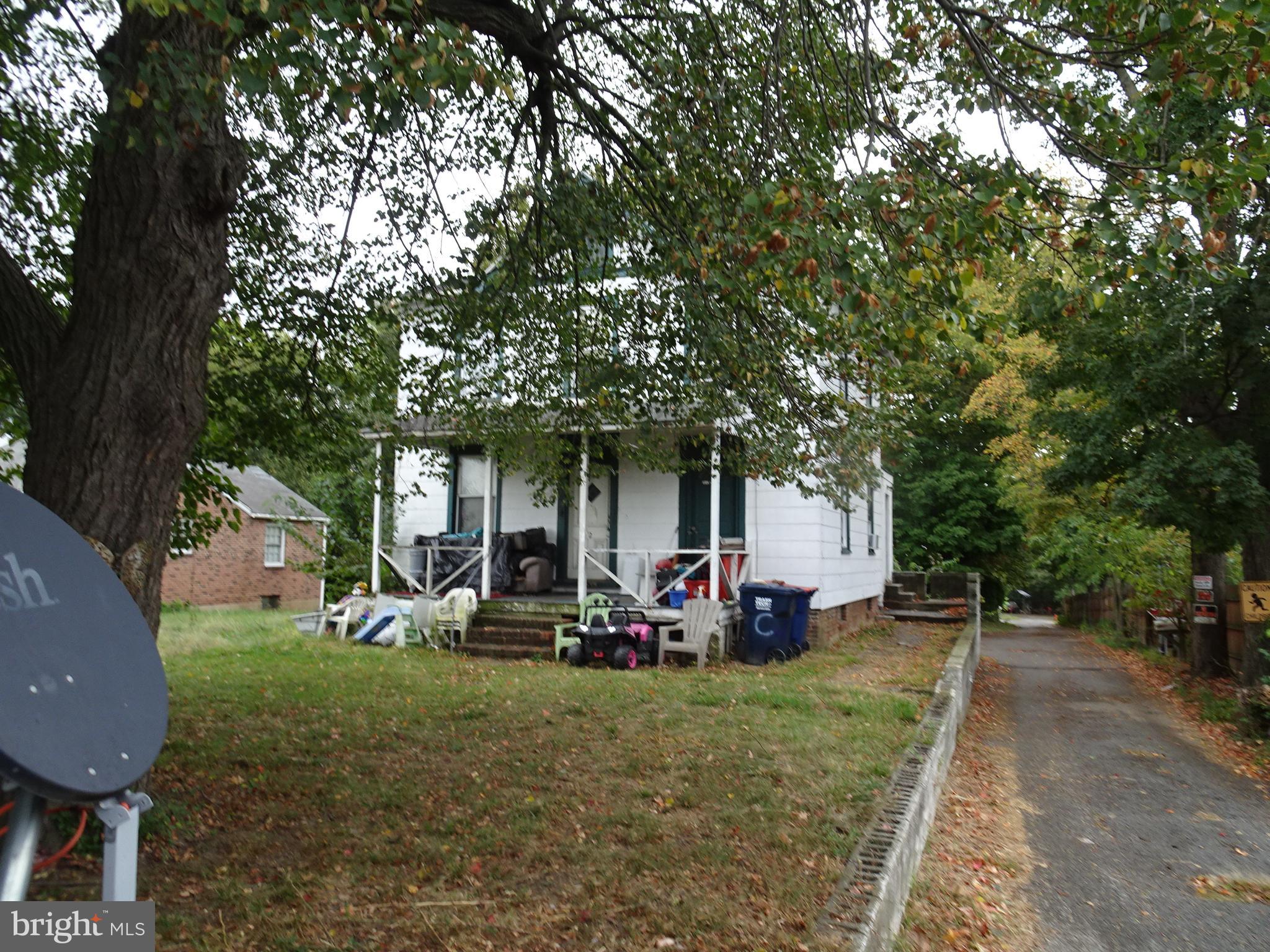 Main image without alt text