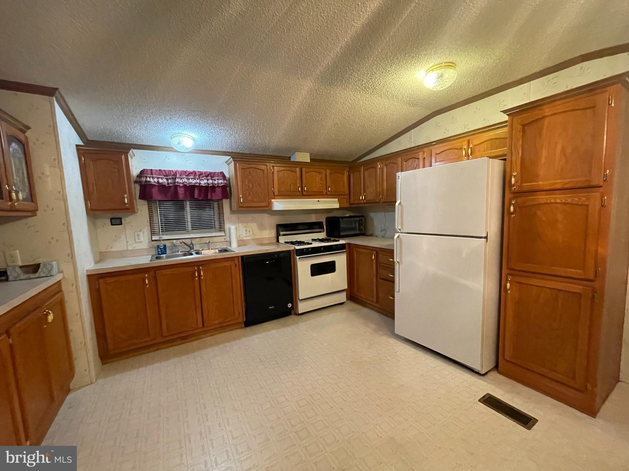 COUNTRY ACRES GOLDEN MHP - Residential