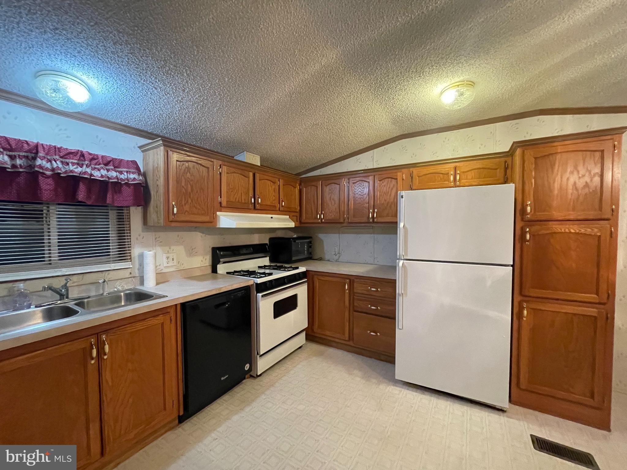 COUNTRY ACRES GOLDEN MHP - Residential