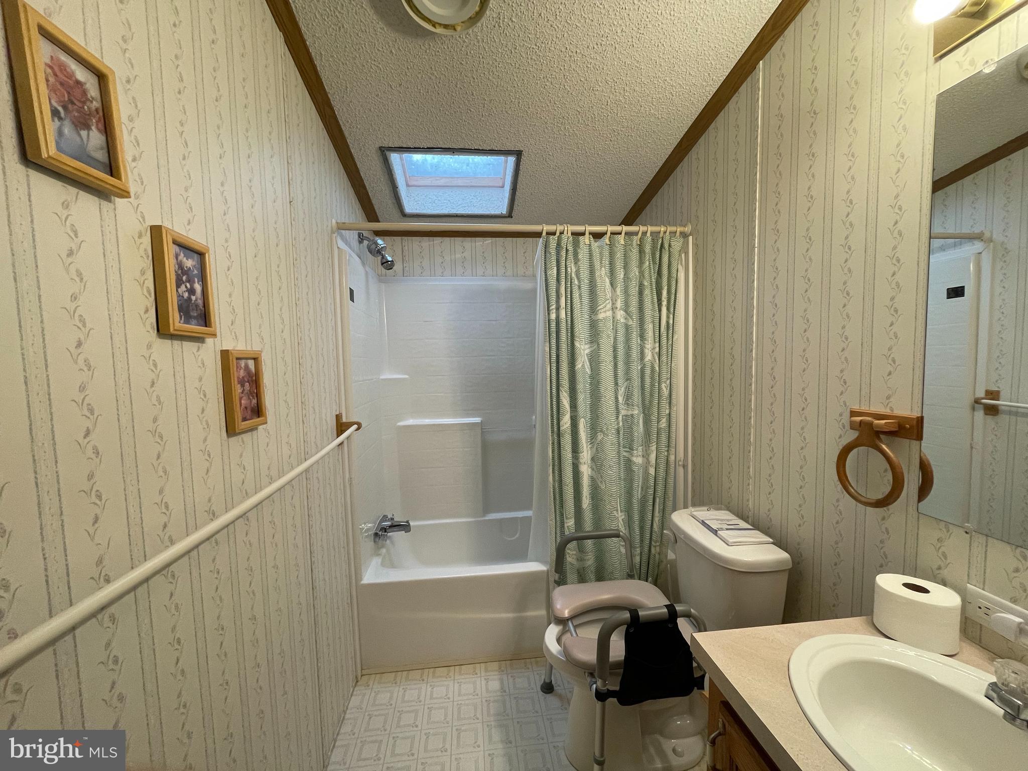 COUNTRY ACRES GOLDEN MHP - Residential