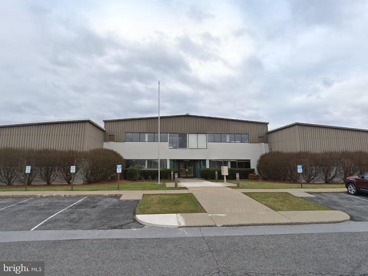 2,500 ft² | $11.00/ft²/year, $27,500.00/year | $0.92/ft²/mo $2,291.67/mo | Office space unit for lease. Unit includes 2 half baths and are located on the 2nd floor. Great open office space with an abundance of natural light in a great location, 10 minutes to downtown State College and campus, 6 minutes to I-99, awesome views included. Plentiful parking. This open space is suitable for an array of uses, make your vision a realty. Tenant pays phone, internet and interior janitorial.