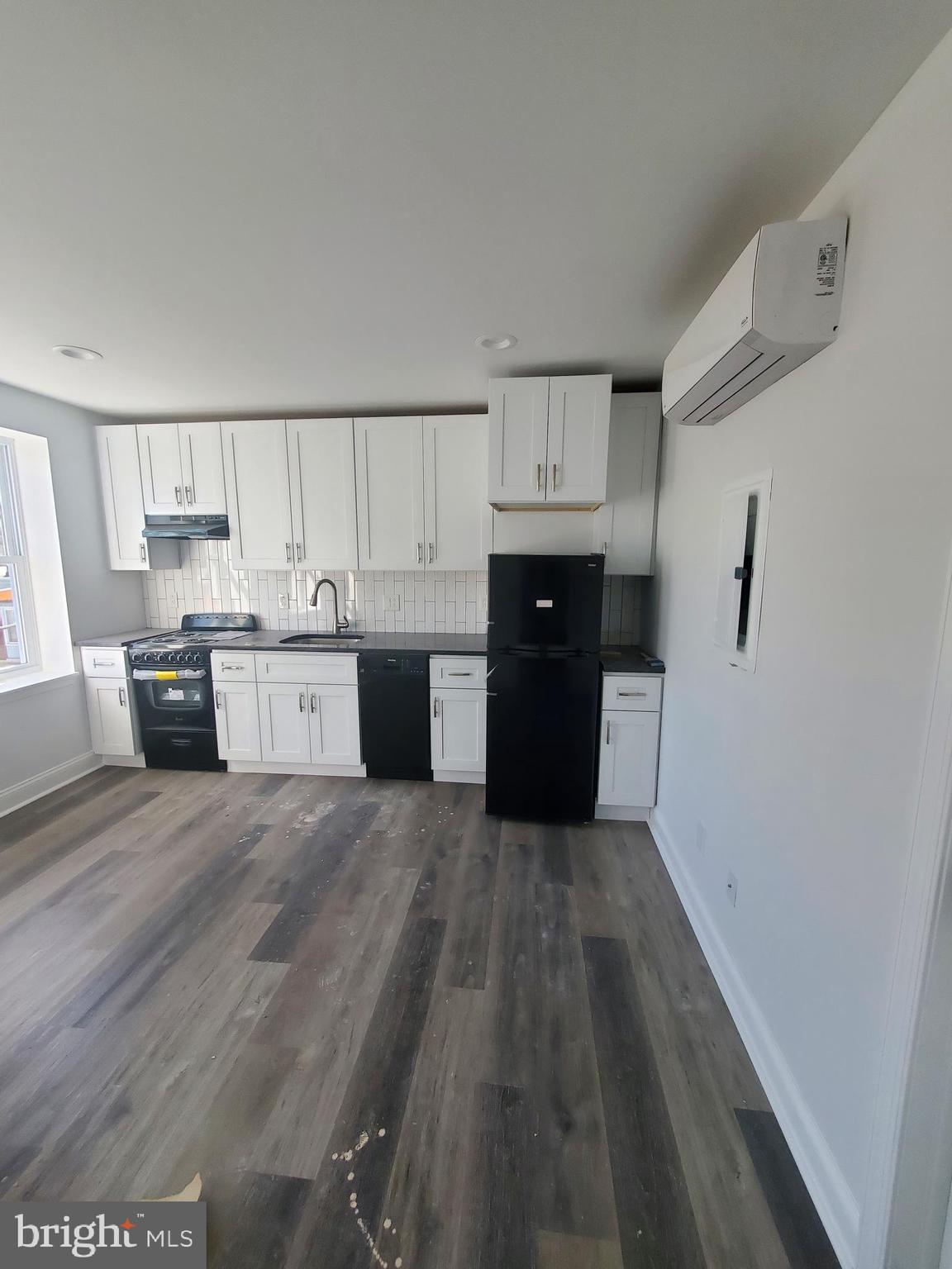 TACONY - Commercial Sale