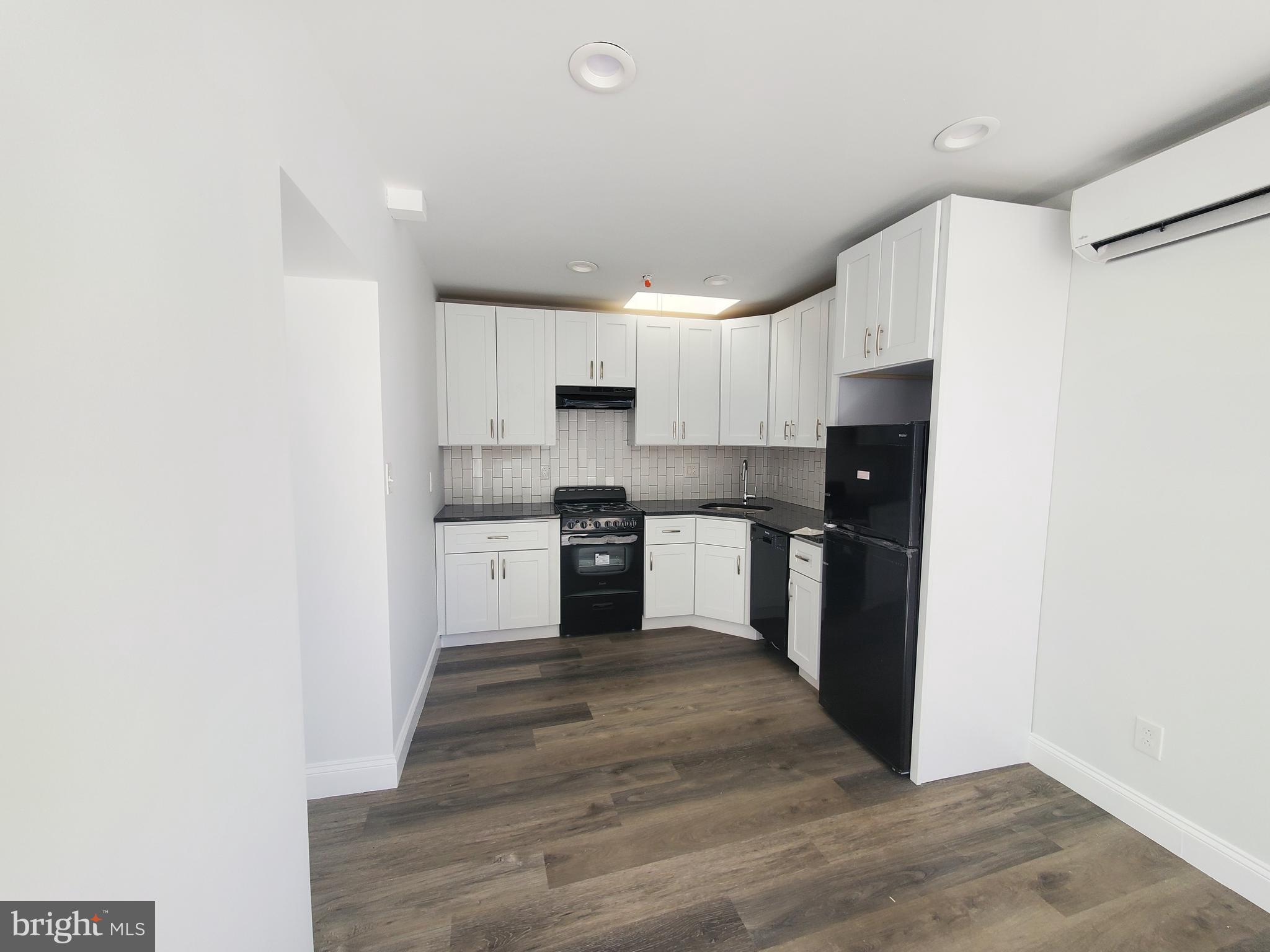 TACONY - Commercial Sale