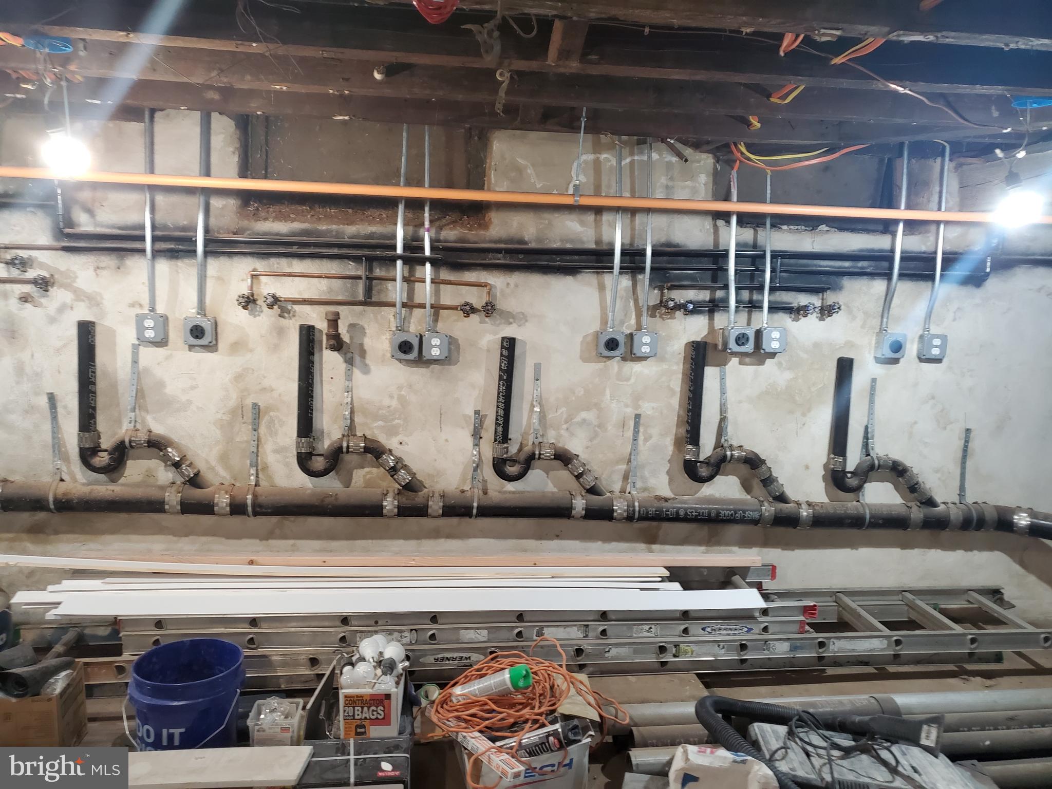 TACONY - Commercial Sale