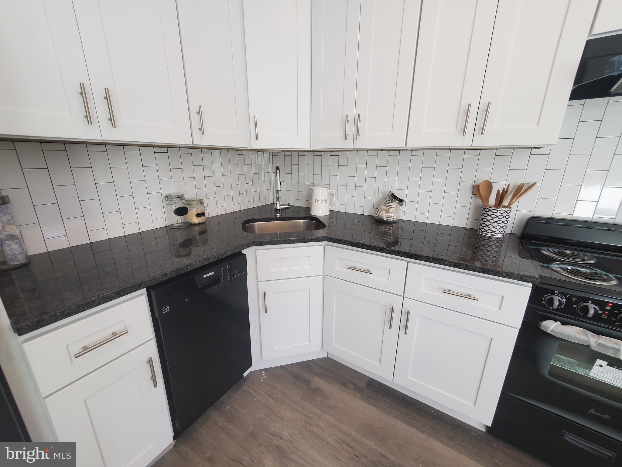 TACONY - Commercial Sale