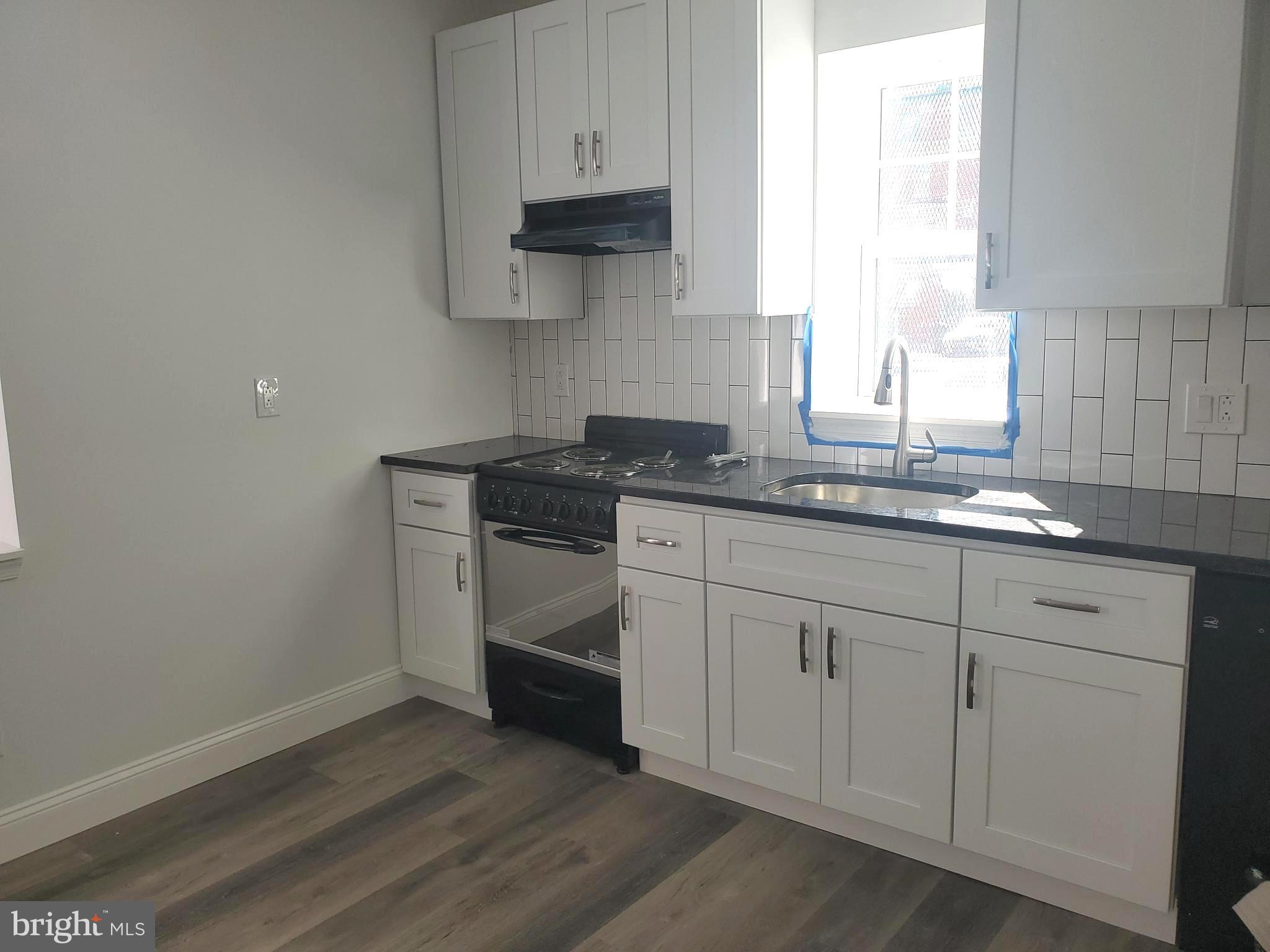 TACONY - Commercial Sale
