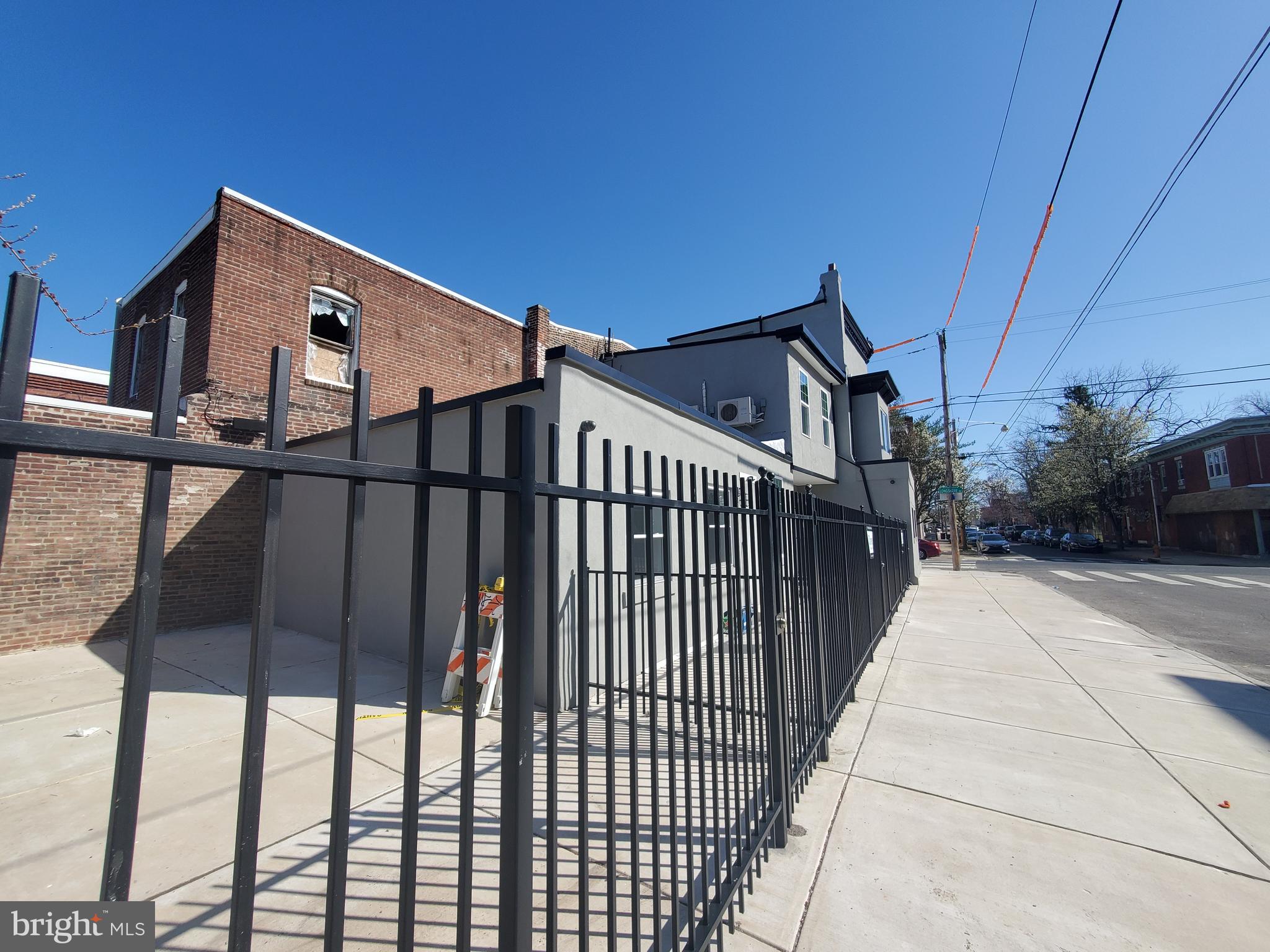 TACONY - Commercial Sale
