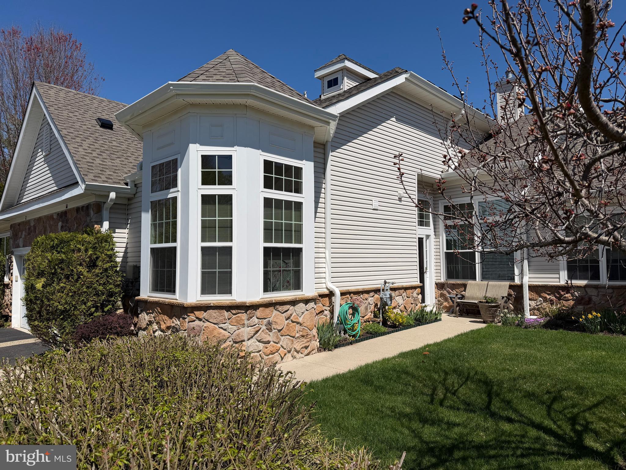 10 DICKENS DRIVE INT