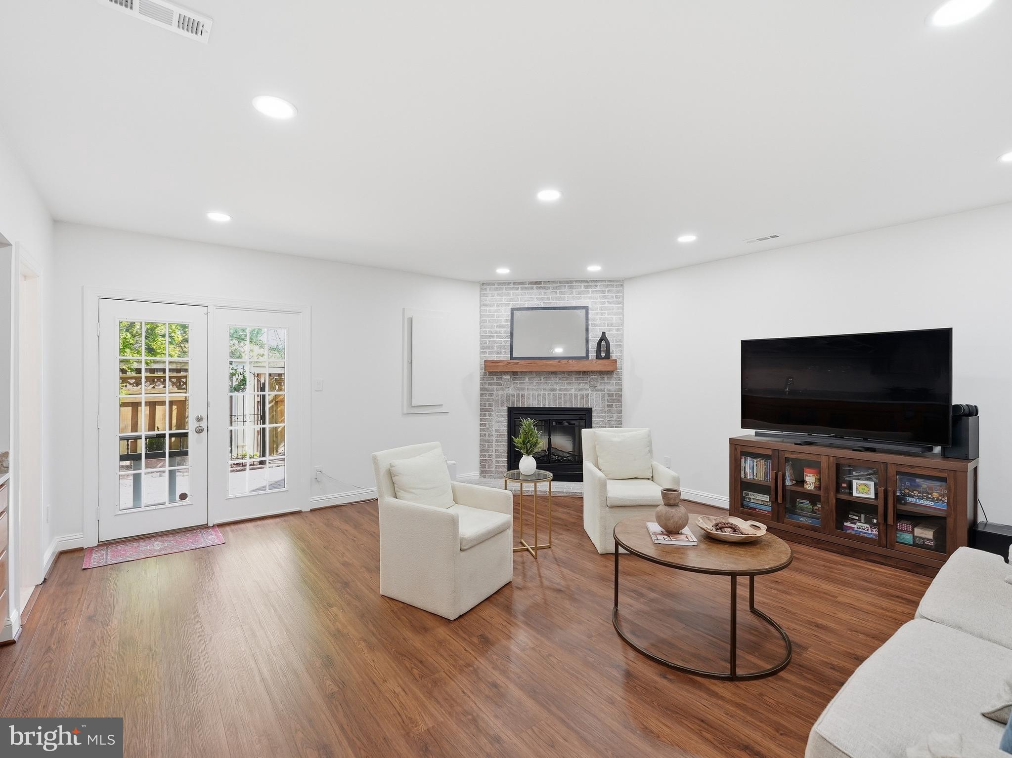 COURTHOUSE SQUARE - Residential