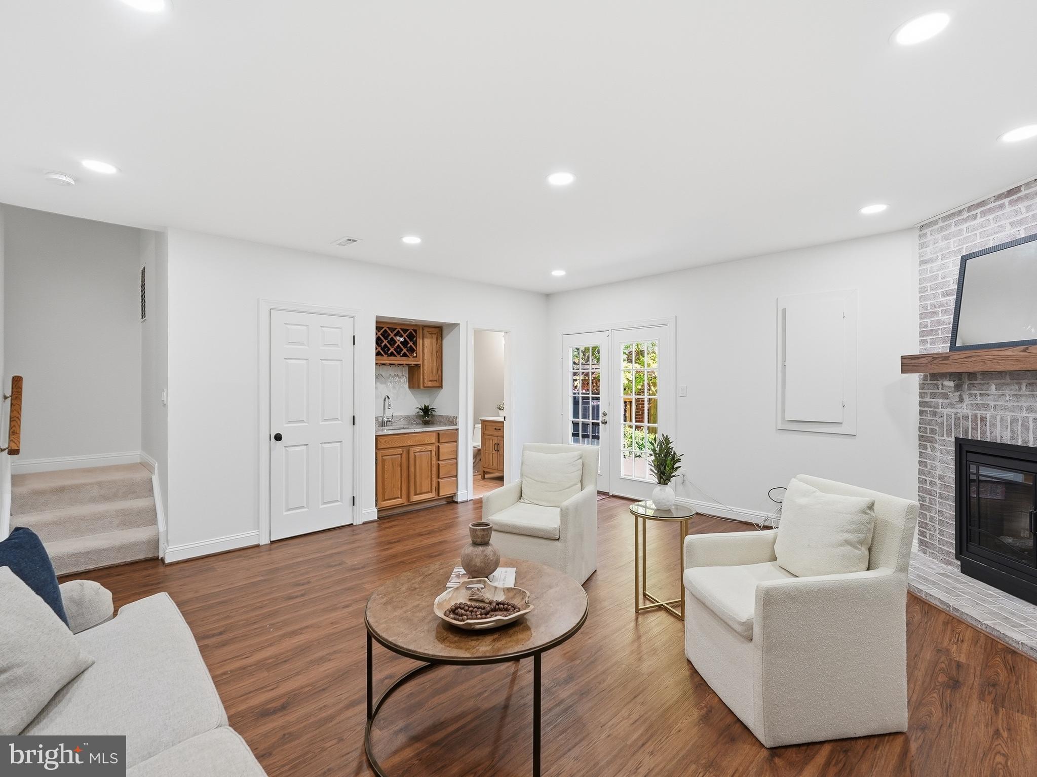 COURTHOUSE SQUARE - Residential