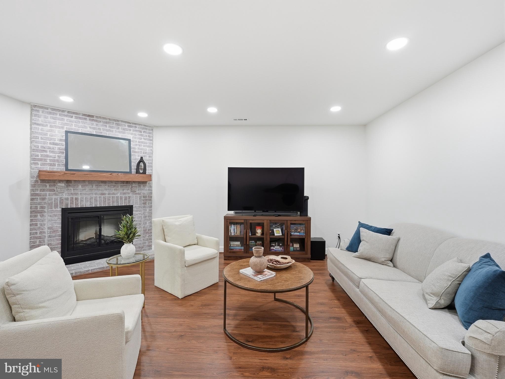 COURTHOUSE SQUARE - Residential