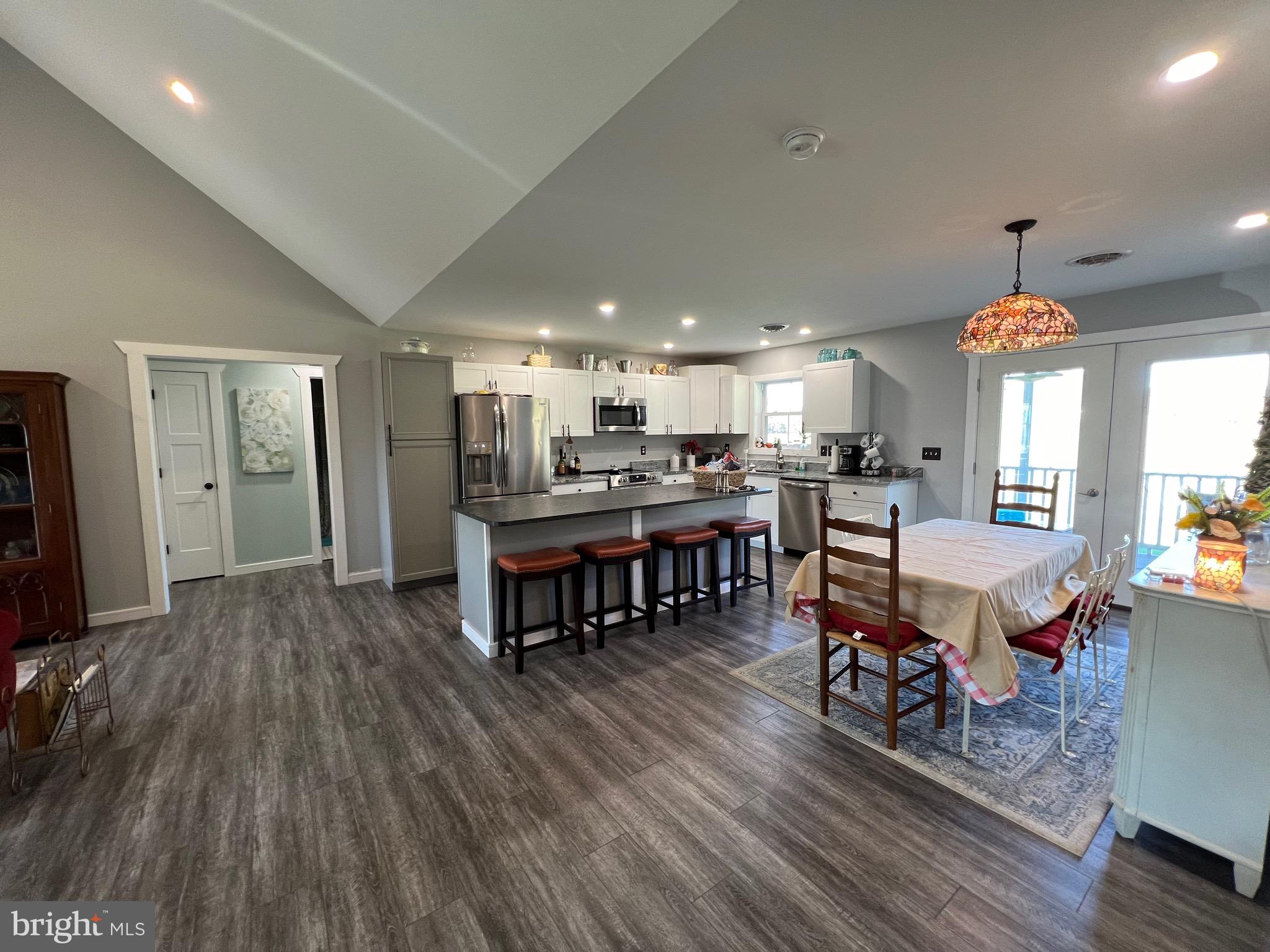 CREEKSIDE MANOR - Residential