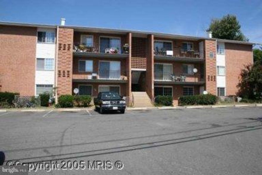 Location, Location... Location.

Great second floor apartment. Short stairway to this wonderful 1 bedroom, 1 bathroom, condo, with large living/dining room, kitchen, with washer/dryer. The sliding glass door allows lots of light into the home and also leads you out to the private balcony. New flooring in the last 12 months throughout and the location is perfect for the high school, shopping, dining and close to Old Town Warrenton.