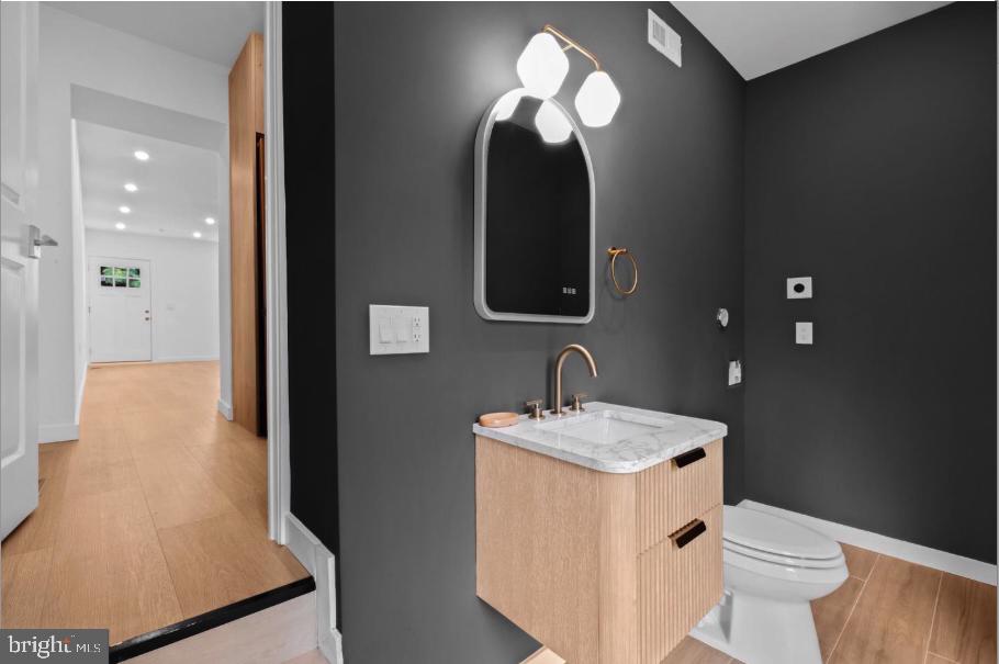 2215 N MUTTER STREET