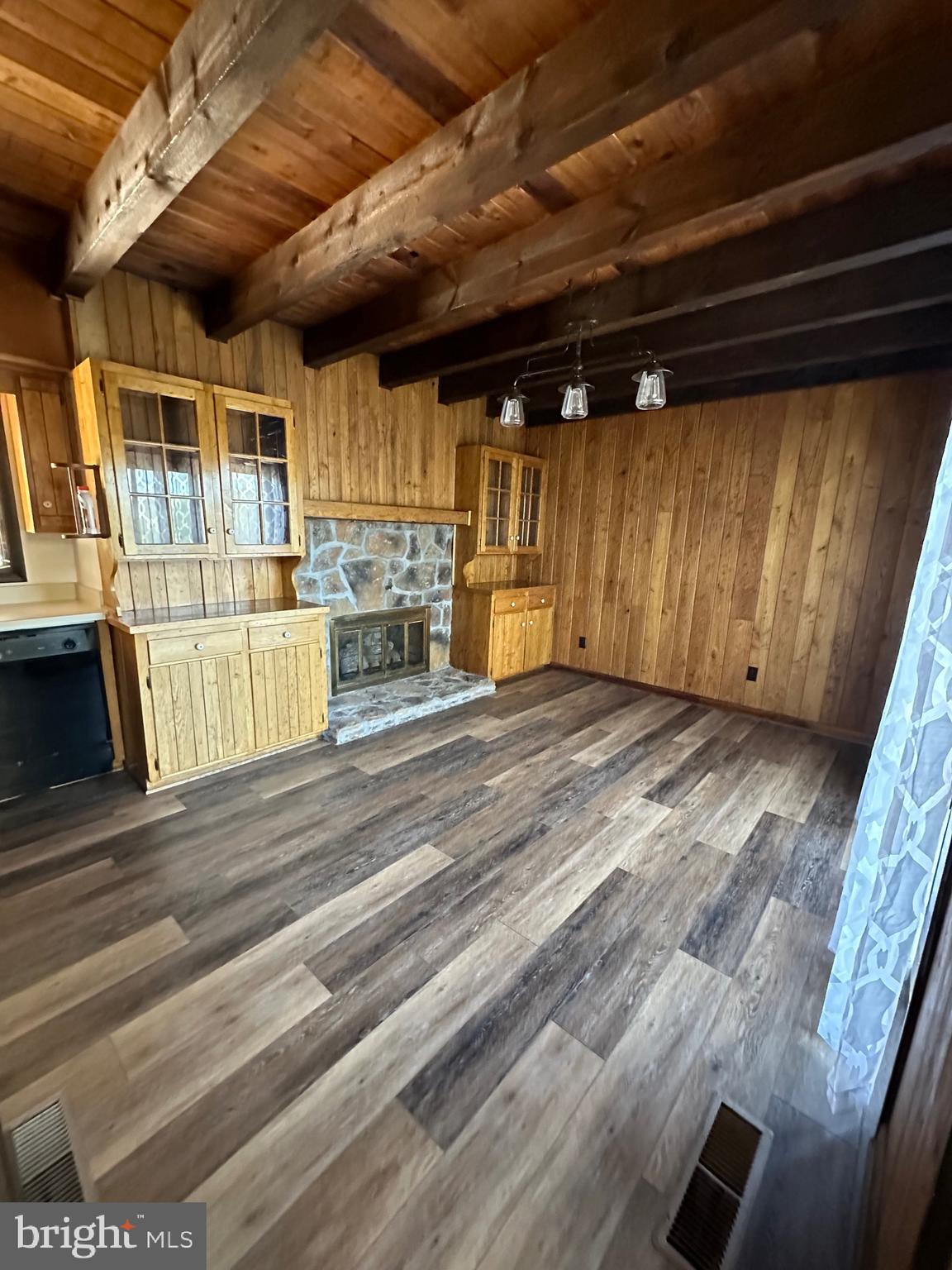 SHERWOOD FOREST/THORNY MEADOWS - Residential