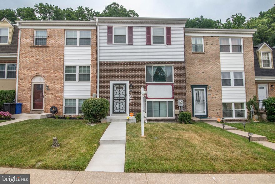 **professional photos coming soon**
Spacious 4-bedroom townhome available for rent! This beautiful home features an open concept living area, perfect for entertaining guests or spending time with family. The bedrooms are generously sized, with plenty of closet space for storage. The master bedroom includes an ensuite bathroom for added convenience. The townhome also includes a fully equipped kitchen with modern appliances, a laundry room with washer and dryer, and a private backyard. Located in a quiet neighborhood, this home offers the perfect balance of comfort and convenience. Don't miss out on this amazing opportunity! Contact us today to schedule a viewing.  Please only use the two numbered spaces in front of the house or visitor parking only when checking out the property.