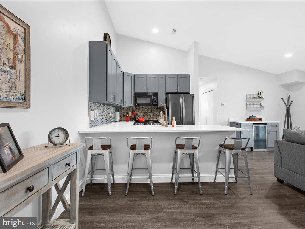 CROMWELL FOUNTAIN - Residential