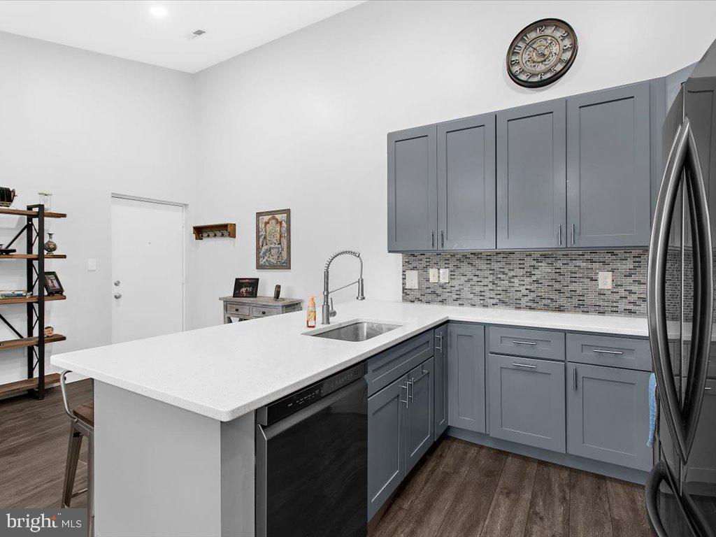 CROMWELL FOUNTAIN - Residential