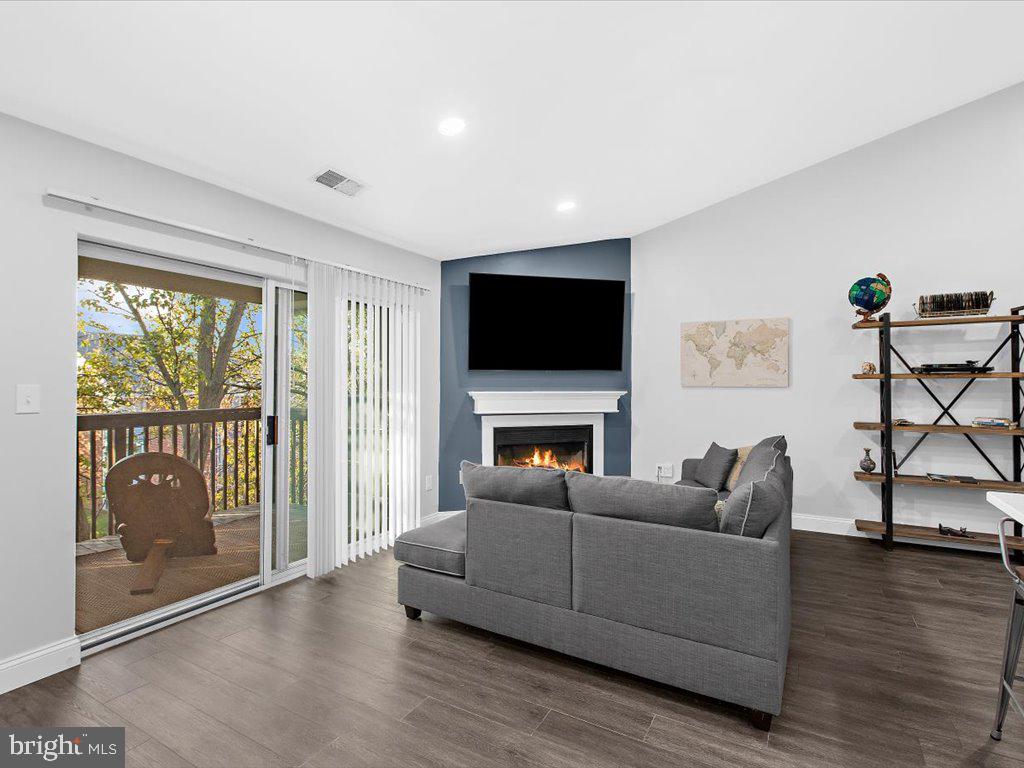 CROMWELL FOUNTAIN - Residential