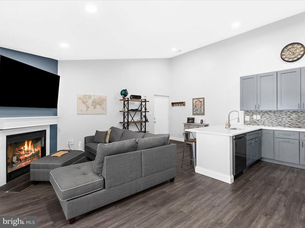 CROMWELL FOUNTAIN - Residential