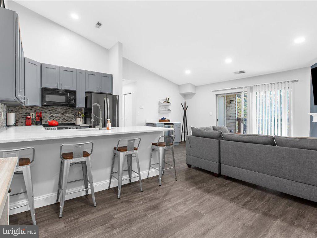 CROMWELL FOUNTAIN - Residential