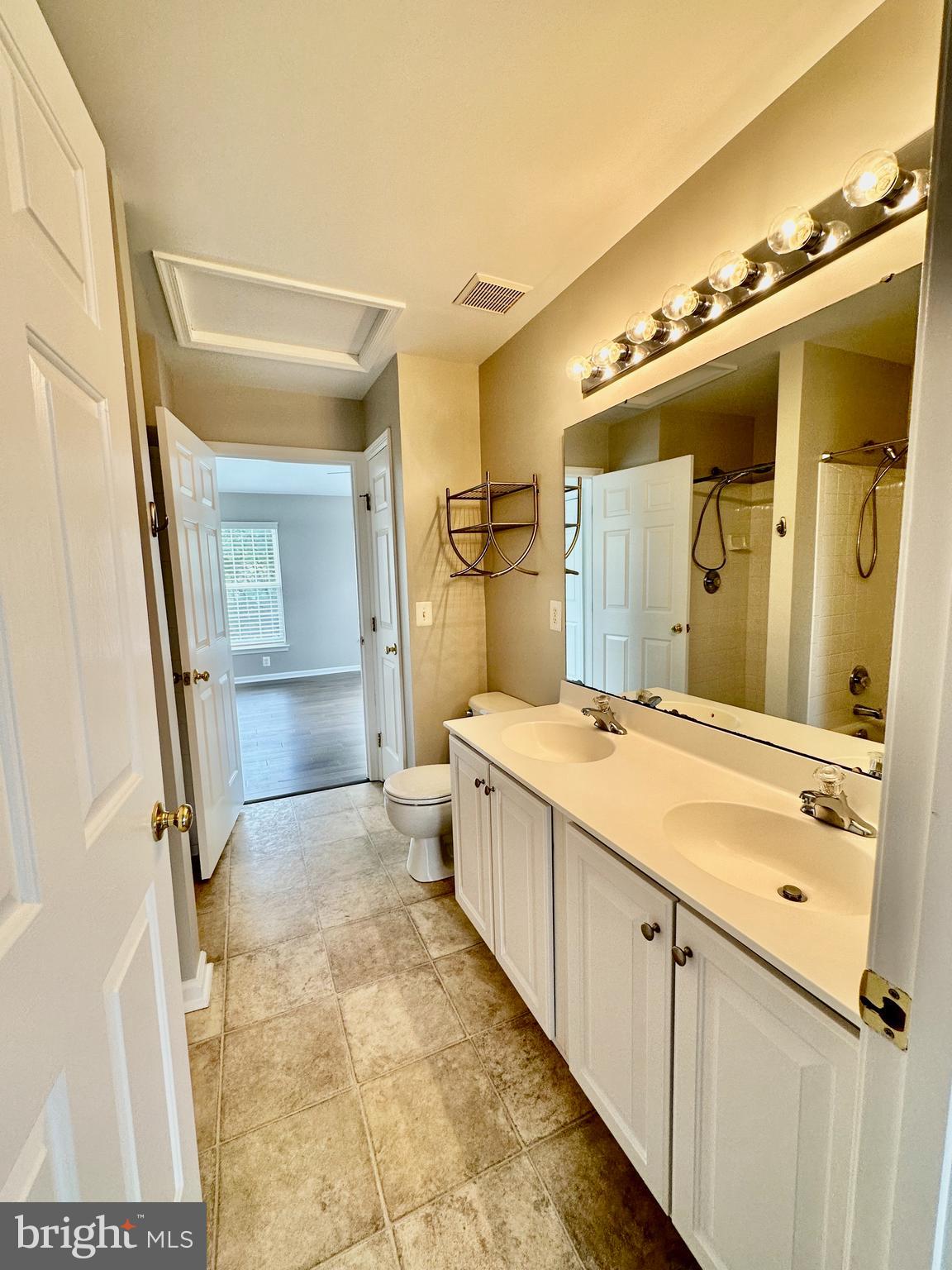 ASHBURN VILLAGE - Residential Lease