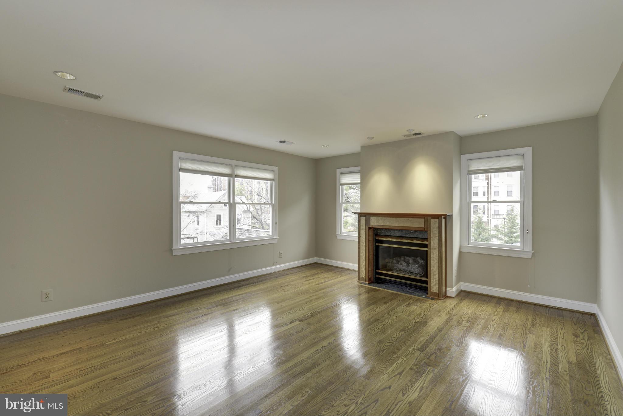 LYON VILLAGE - Residential