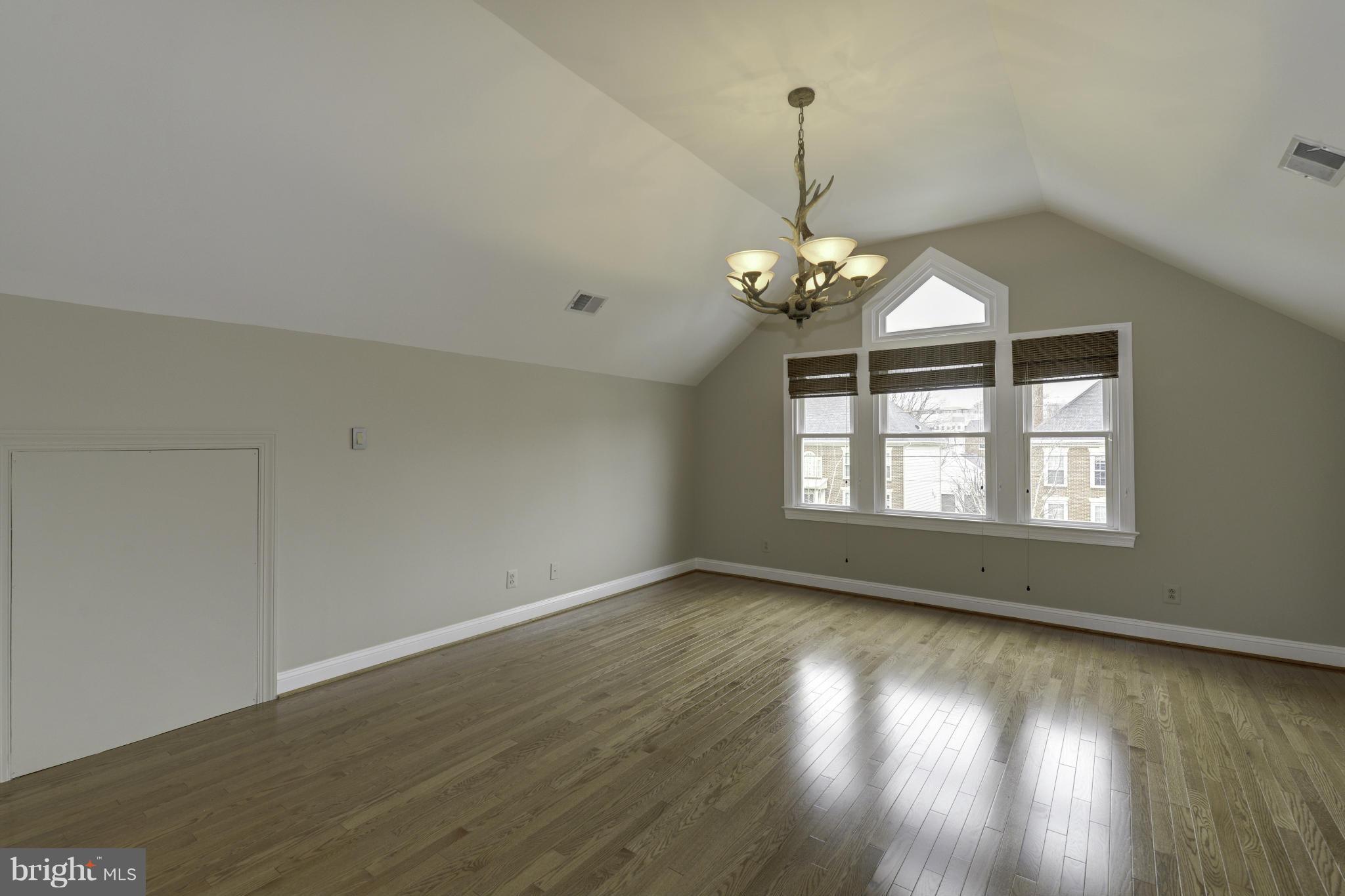 LYON VILLAGE - Residential