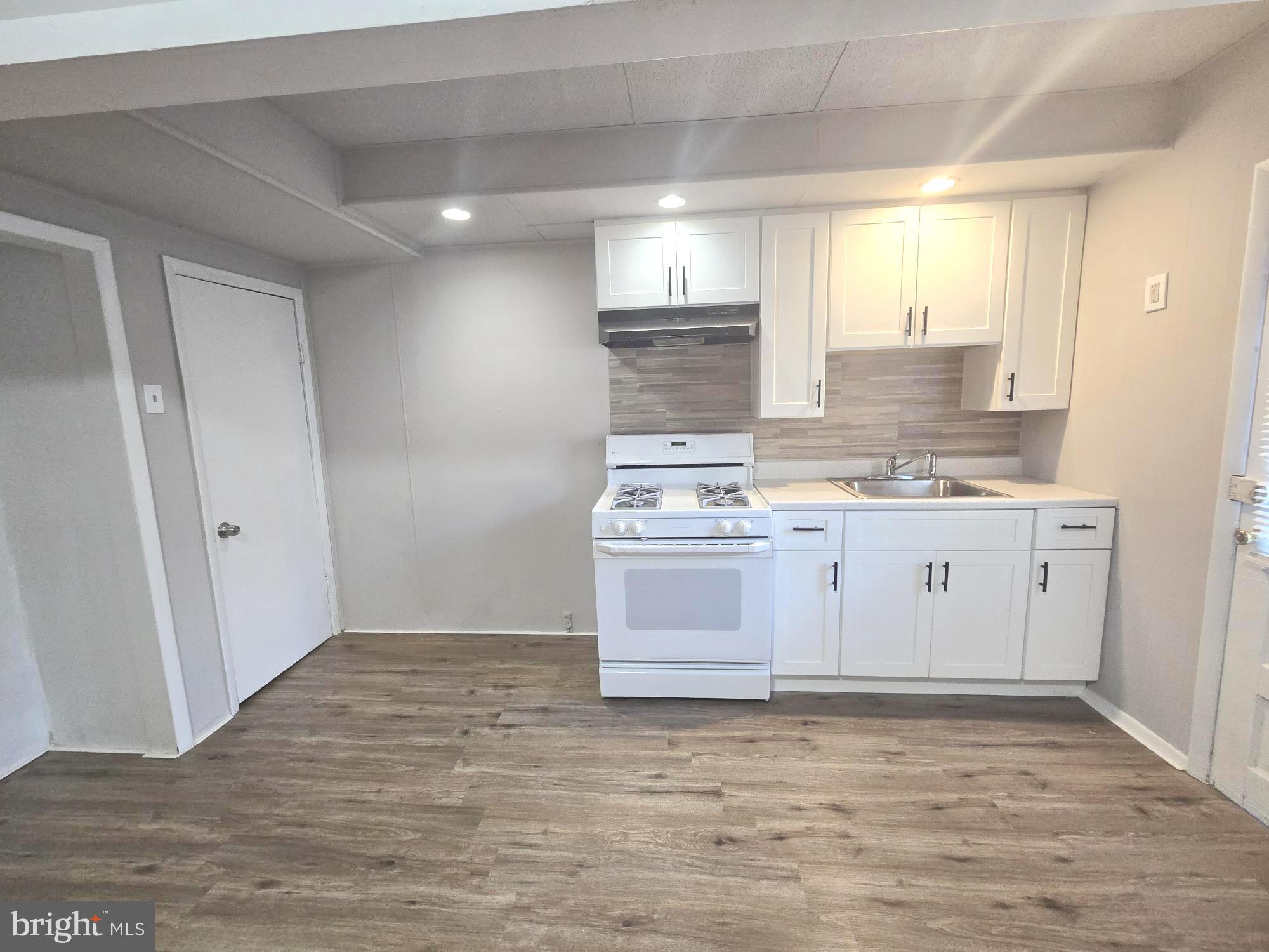 ELMWOOD PARK - Residential Lease