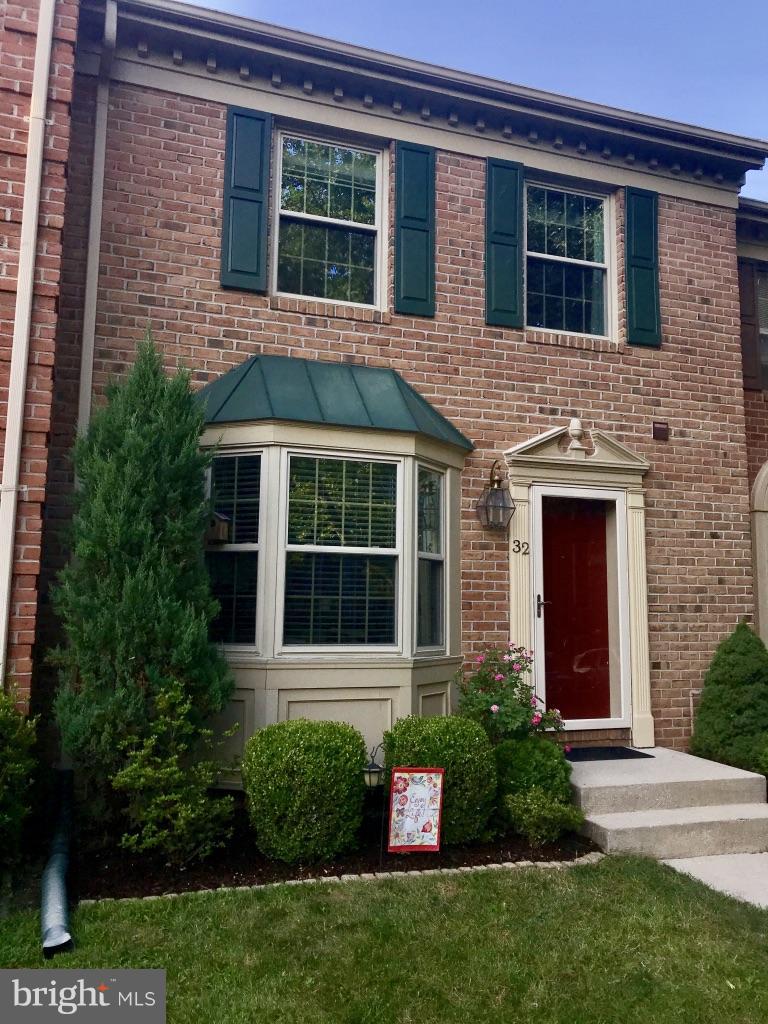 Beautifully updated townhouse in desirable Loveton Farms, located on a court. Granite counter tops, stainless steel appliances, hardwood floors and new deck.