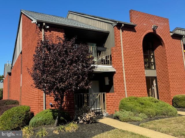 RARE FIRST FLOOR END UNIT. Welcome to the former Sample Unit at Welsh Walk. Original but in pristine condition . Enjoy care free living , Clubhouse, Pool, Gym and more with easy access to a ground level gated slate patio with sliding doors to living room. Assigned adjacent & close by visitor parking . This is a large 1250 SF unit features 2 full baths, an open floor plan and a nice sized eat in kitchen with lots of cabinet space. There is a full sized washer and gas dryer within a dedicated laundry room / utility closet. Convenient to many shopping opportunities at Welsh & the Boulevard and public transportation.
